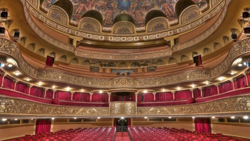 Clădirea Operei Naționale din Timișoara, iluminată în roz și bleu pentru a marca Ziua Internațională a Părinților de Îngeri