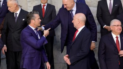 Miniștrii Apărării din țările NATO, reuniți la Bruxelles pentru a discuta despre consolidarea ripostei la provocările Rusiei