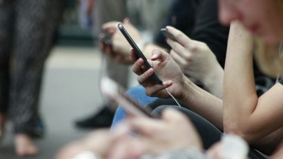 Vârsta de 16 ani, propusă ca minimă pentru accesul necontrolat în rețelele sociale de o comisie a Parlamentului European