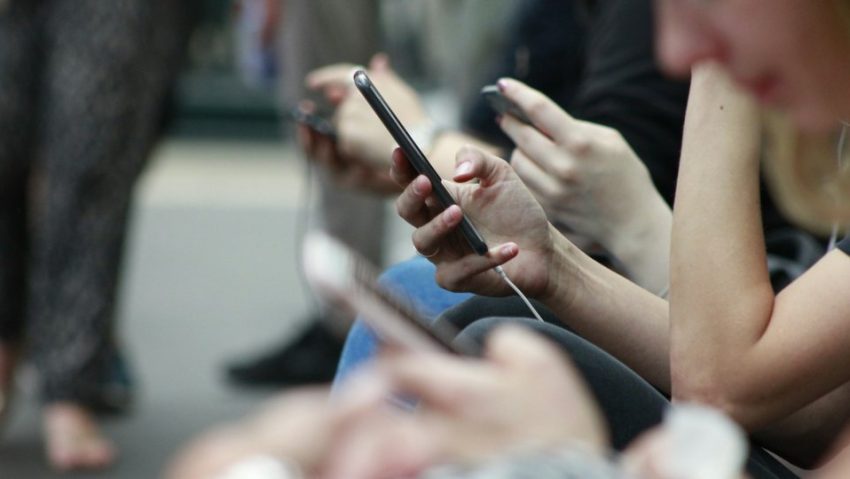 Vârsta de 16 ani, propusă ca minimă pentru accesul necontrolat în rețelele sociale de o comisie a Parlamentului European Vârsta de 16 ani, propusă ca minimă pentru accesul necontrolat în rețelele sociale de o comisie a Parlamentului European
