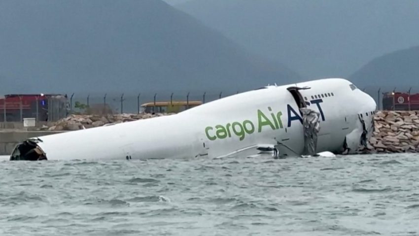 2 morți după ce un avion cargo a derapat pe pista aeroportului din Hong Kong 2 morți după ce un avion cargo a derapat pe pista aeroportului din Hong Kong