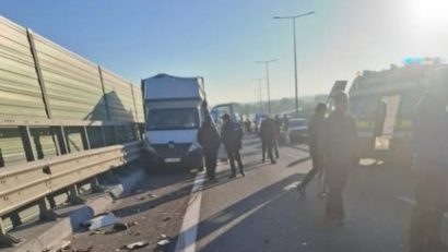 OLT: 3 răniți în urma unui accident produs între 2 autoutilitare și un TIR, pe DEx 12