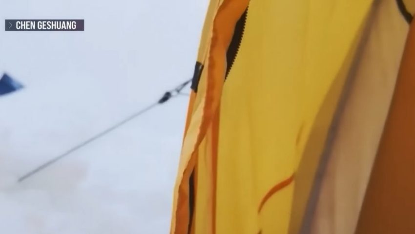 Alpiniști blocați pe versanții tibetani ai Everestului așteaptă să fie salvați