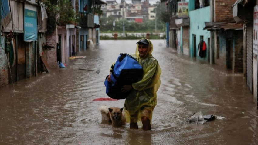 Zeci de morți după ce ploile torențiale au provocat inundații și alunecări de teren în Nepal și India
