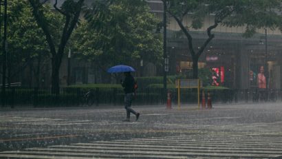 ANM: Codul roșu de ploi torențiale, extins la București și cinci județe, începând de marți seara