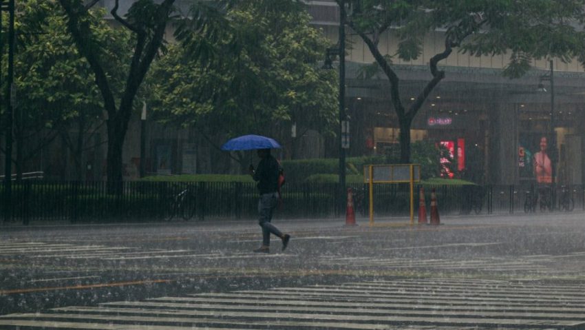ANM: Codul roșu de ploi torențiale, extins la București și cinci județe, începând de marți seara