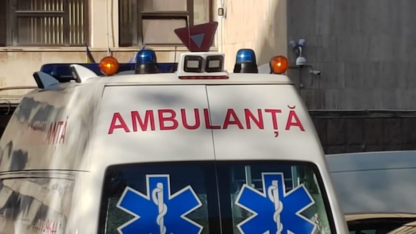 BACĂU: Bărbat transportat la spital după ce a căzut cu scuterul într-un șanț de 2 metri BACĂU: Bărbat transportat la spital după ce a căzut cu scuterul într-un șanț de 2 metri