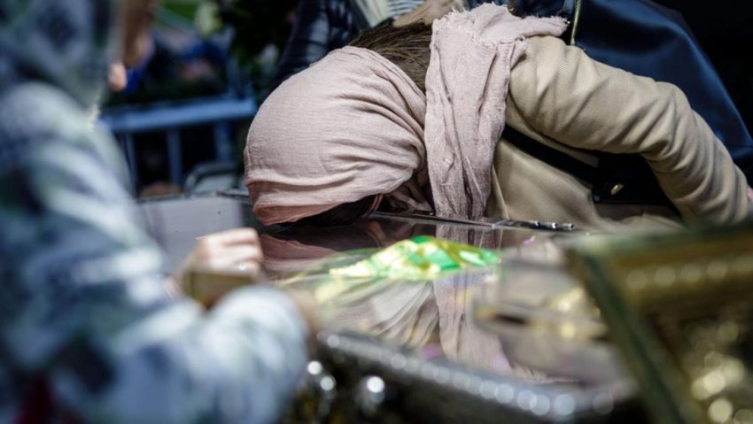 IAȘI: Peste 24.500 de credincioși s-au închinat la racla Sfintei Parascheva de la debutul pelerinajului IAȘI: Peste 24.500 de credincioși s-au închinat la racla Sfintei Parascheva de la debutul pelerinajului