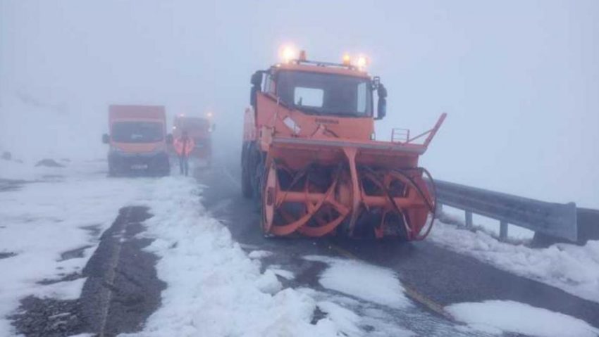 Drumarii craioveni fac un culoar de trecere pentru crescătorii de animale blocați pe Transalpina Drumarii craioveni fac un culoar de trecere pentru crescătorii de animale blocați pe Transalpina