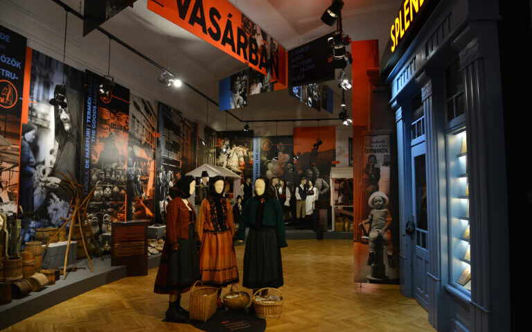 Atmosfera târgurilor interbelice, la Muzeul Județean din Târgu Mureș