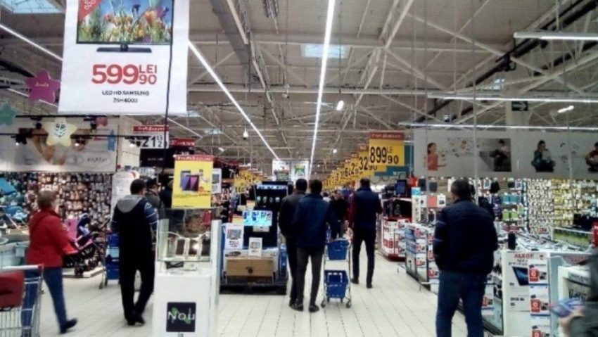 Programul marilor magazine, de sărbători