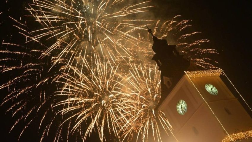 Studiu: Aproape jumătate dintre români vor întâmpina Anul Nou acasă!