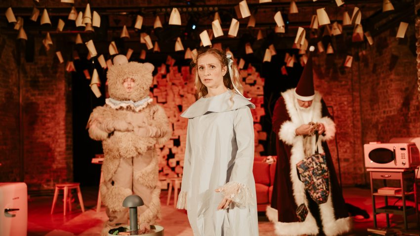 „Tristețe și bucurie în viața girafelor”, premieră la Teatrul Mic