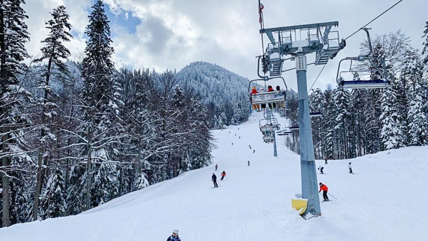 Se schiază în condiții bune pe pârtiile din Poiana Brașov