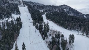 Schi în Poiana Brașov: Din weekend, va funcționa nocturna pe pârtia Lupului inferior și se va schia pe Subteleferic