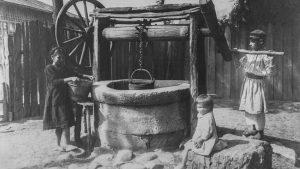 CRAIOVA: Expoziția „Fântânile Olteniei. Arhivă și contemporaneitate”