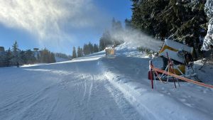 Se produce zăpadă artificială pe pârtiile din Poiana Brașov