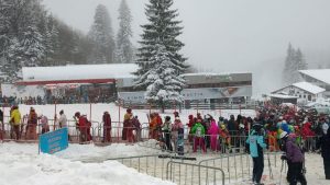 Strat nou de zăpadă în Postăvarul și pârtii pline de turiști