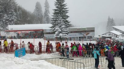 Strat nou de zăpadă în Postăvarul și pârtii pline de turiști