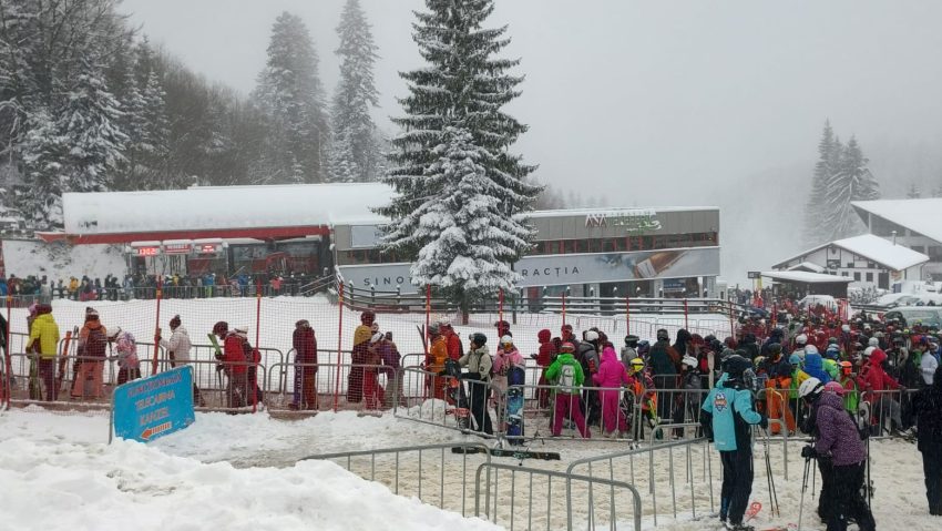 Strat nou de zăpadă în Postăvarul și pârtii pline de turiști