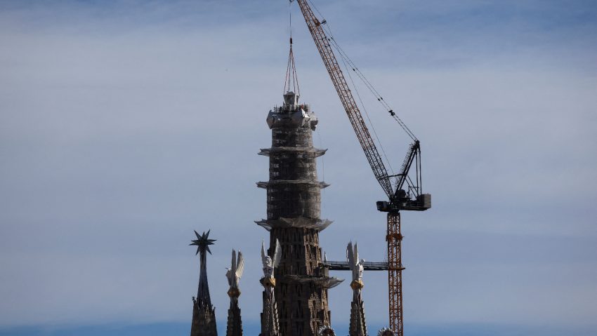 Cel mai înalt turn al bazilicii Sagrada Familia a fost finalizat