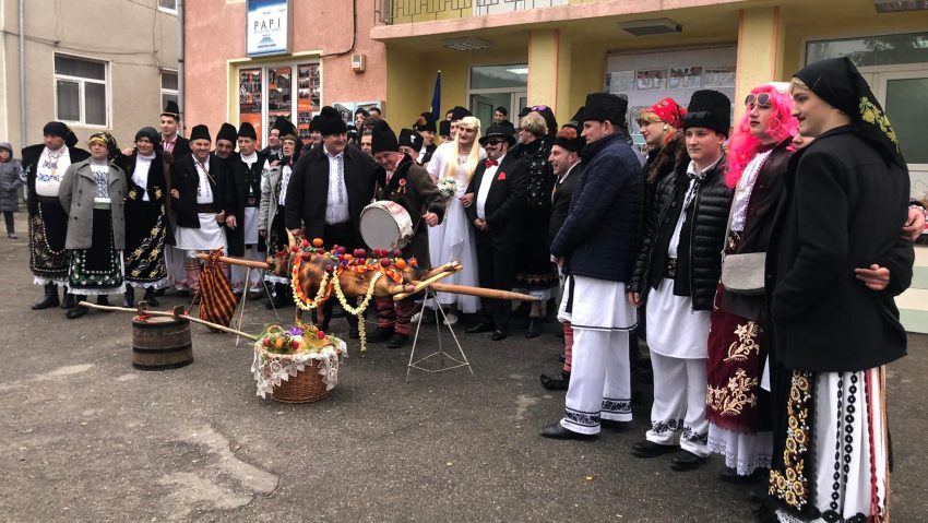 „Tocma și Nunta Cornilor Bănia 2026” – tradiție, joc și voie bună în Caraș-Severin