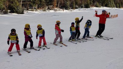 Echipament adecvat și prudență pe pârtiile din Postăvarul, în vacanța de schi