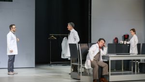 ”Despre oameni, doctori şi rinoceri” – un nou spectacol la TNB