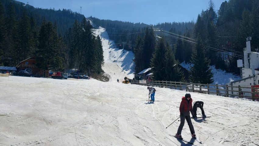 Se schiază în condiții de primăvară în Poiana Brașov