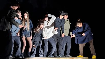BRAȘOV: „Ajunge”, spectacolul elevilor de la „Grigore Antipa”, pe scena Teatrului Dramatic