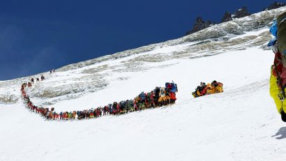 Record pe Everest: 274 de alpiniști au urcat într-o singură zi