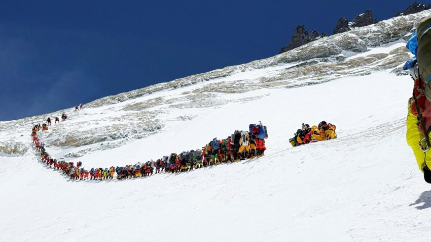 Record pe Everest: 274 de alpiniști au urcat într-o singură zi