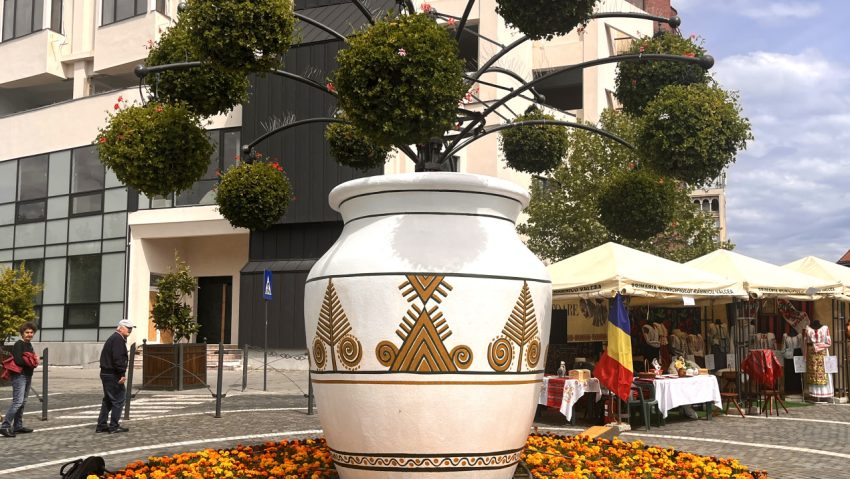 Ceramica de Vlădeşti, promovată la Râmnicu Vâlcea