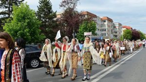 Mioveniul îmbracă straie de sărbătoare la Ziua Costumului Tradițional din România