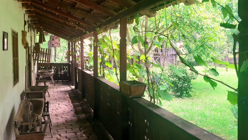 Casa tradițională românească și rolul prispei în gospodăria de altădată