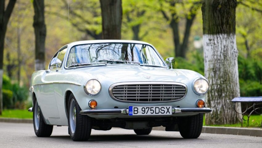 BUCUREȘTI: Expoziție cu automobile suedeze de epocă în Piața Amzei