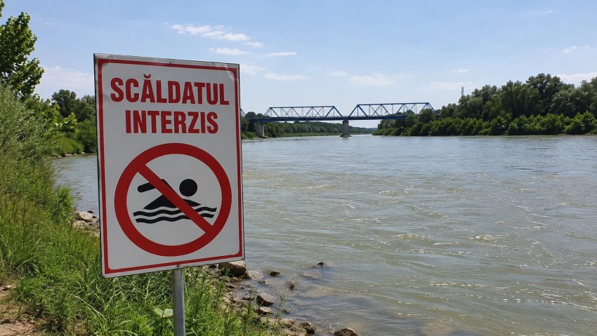 Scăldatul interzis în râuri și în Dunăre