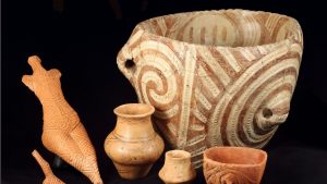 BOTOȘANI: Expoziția „Ecouri preistorice: artă miniaturală aparținând culturii Cucuteni”