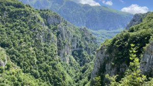 Vara în Parcul Național Domogled – Valea Cernei: Aventură, alpinism și tabere Junior Ranger