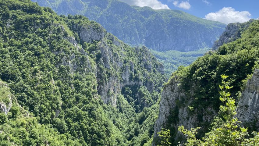 Vara în Parcul Național Domogled – Valea Cernei: Aventură, alpinism și tabere Junior Ranger
