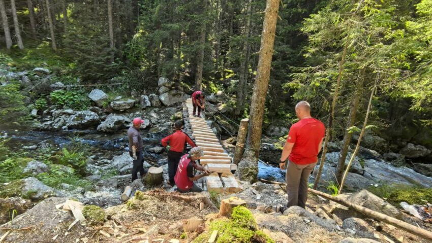 Salvamont Hunedoara reface traseele din Retezat înainte de vârful sezonului turistic