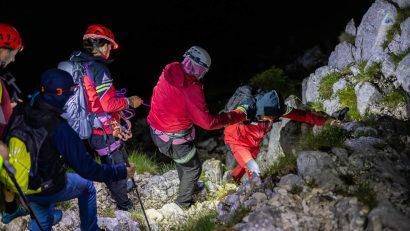 Turiști polonezi surprinși de noapte pe munte, salvați de Salvamont Zărnești