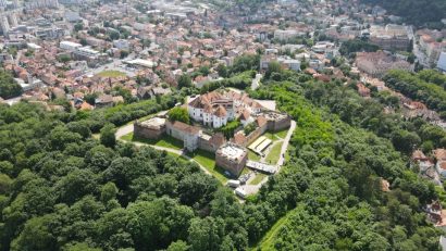 BRAȘOV: Mobilier urban imaginat și creat de elevi, în jurul Cetățuii de pe dealul Straja
