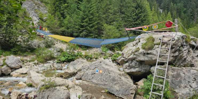 Dâmbovița: Acces întrerupt către Lacul Scropoasa și Cascada 7 Izvoare; podul din zona Zănoaga e rupt