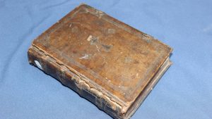 Ceaslovul tipărit la Târgovişte în 1715, exponatul lunii la Muzeul Judeţean de Istorie şi Arheologie Maramureş