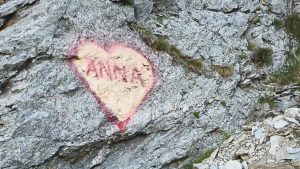 Turist surprins în timp ce desena pe o stâncă