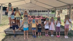 Vacanță la Hoia: Între meșteșuguri, case vechi și bucuria de a crea fără telefoane