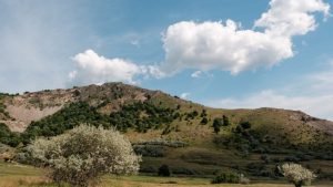 Sezonul turistic în cei mai vechi munți ai României. Interviu cu Viorel Roșca