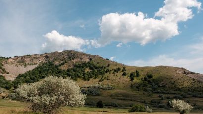 Sezonul turistic în cei mai vechi munți ai României. Interviu cu Viorel Roșca