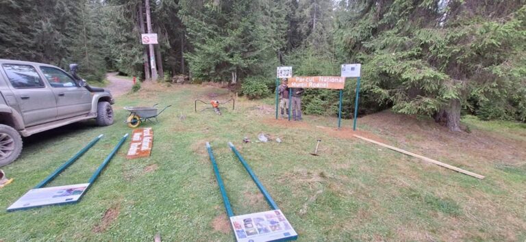 Panouri informative pentru protejarea biodiversității, în Munții Rodnei